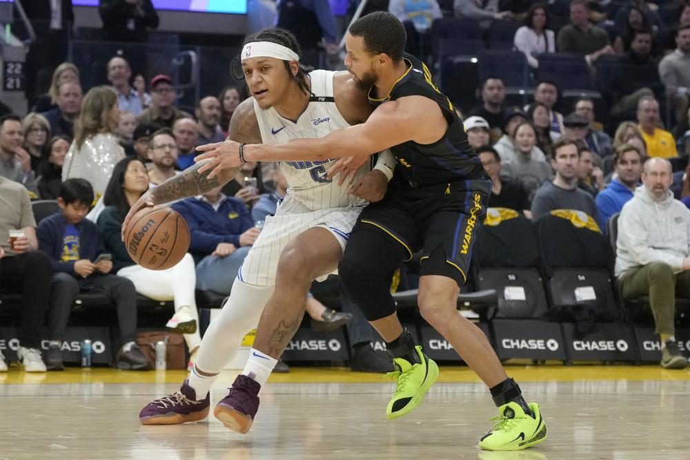 他从两名防 他从两名防